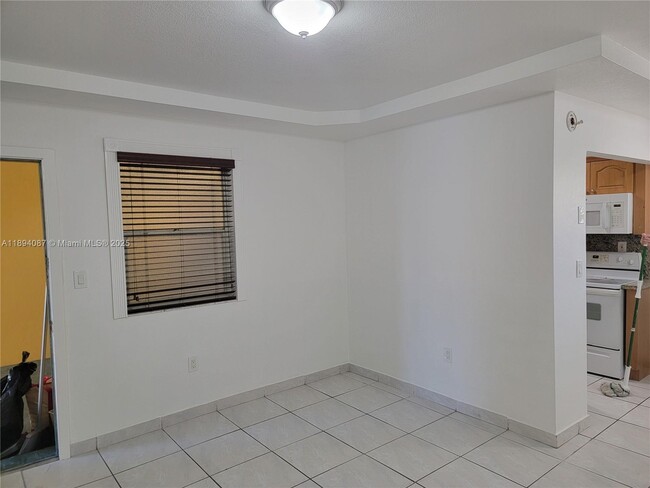 Building Photo - 1975 NE 135th St