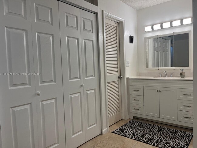 Building Photo - 557 High Point Dr