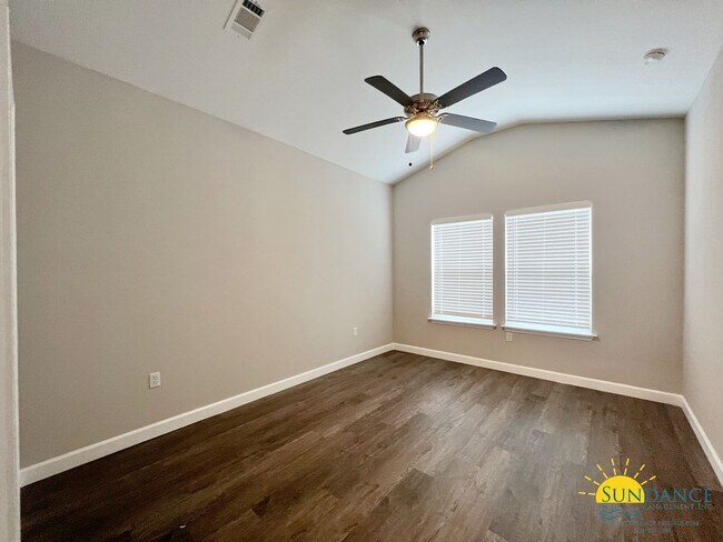 Building Photo - Custom Fort Walton Beach Townhouse in Gated Community!