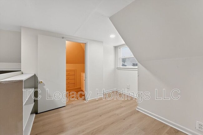 Building Photo - 115 Martin St