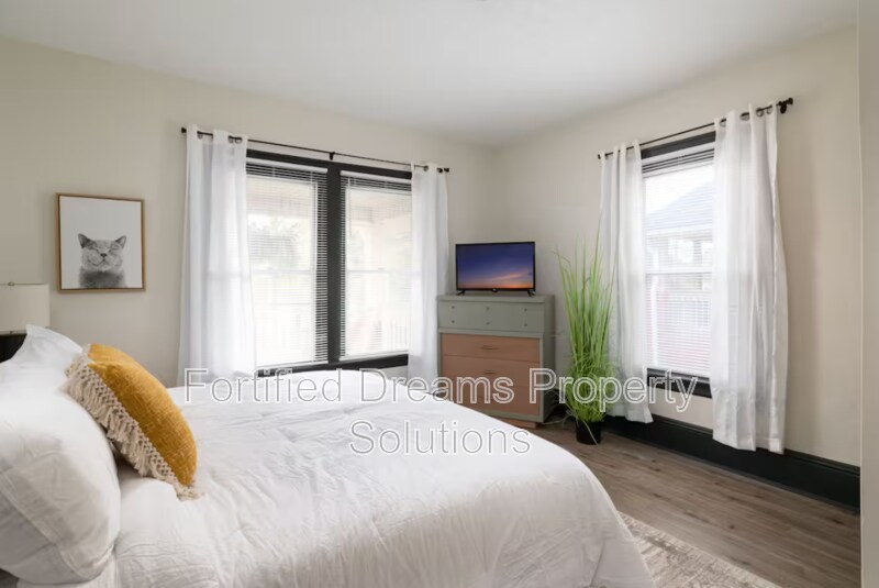 Building Photo - 720 S Broad St