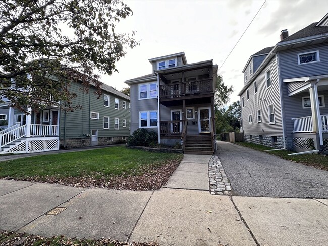 Building Photo - 772 Belmont St