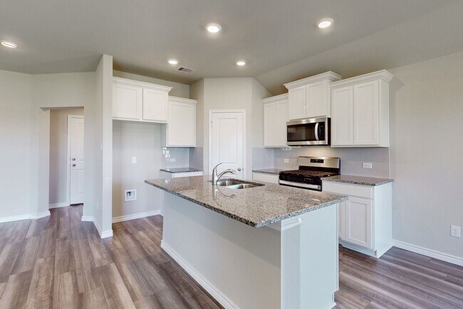 Building Photo - 3 Bedrom 2 bath with a 2 car garage in Sou...