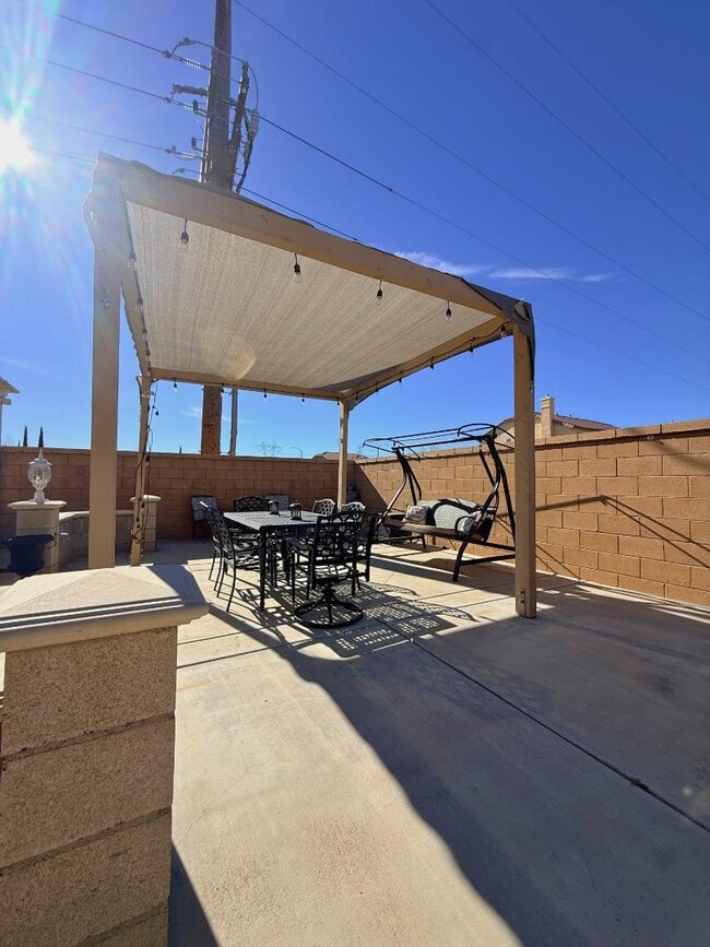 Building Photo - 14115 Desert Rose St