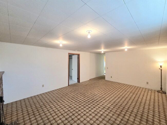 Building Photo - ** Oversized 4-Bedroom House w/ 2-Car Garage, & Fenced Backyard in a great Wenatchee Neighborhood!