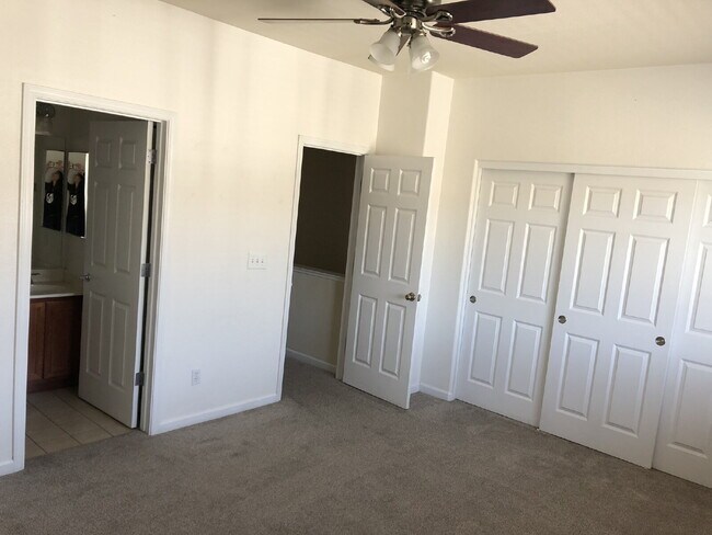 Building Photo - Cute 2 Bedroom 2.5 Bathroom Townhome Close to UNR!
