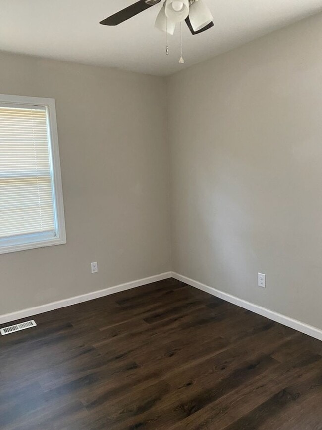 Building Photo - Updated 3 Bedroom House With Large Fenced-...
