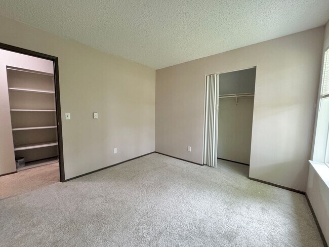 Building Photo - 3Bd/1.75Ba Bellevue Condo