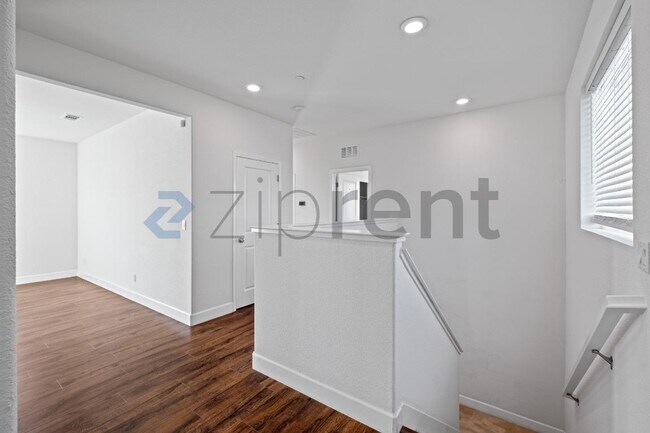 Building Photo - 2060 Salice Wy