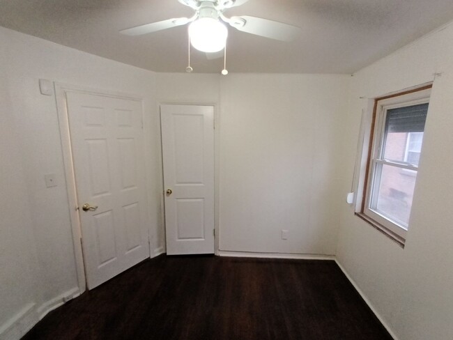 Building Photo - 3 bedroom 1 bathroom on the Westside NOW A...