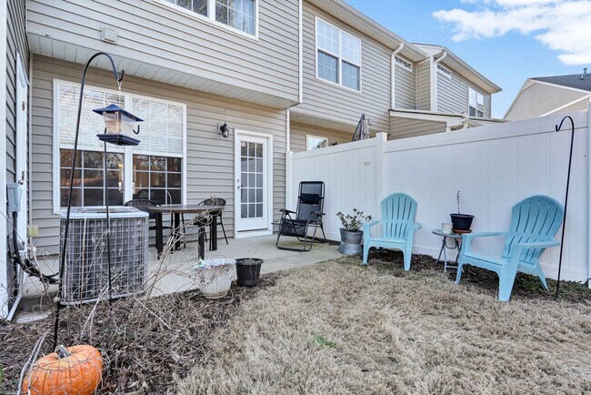 Building Photo - Charming 3 BD - 2.5 BA townhome located so...