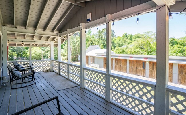 Building Photo - UNFURNISHED - 2 Bed 2 Bath + HUGE BONUS in a wooded oasis - NO HOA - off Middle Sound Loop