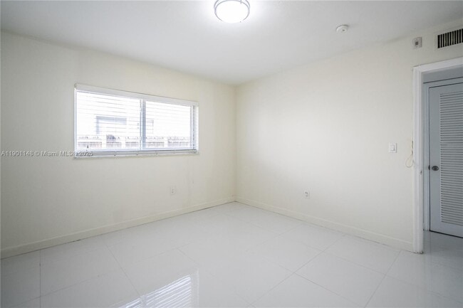 Building Photo - 1940 Biarritz Dr