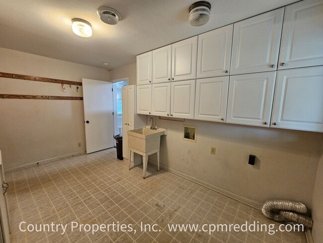 Building Photo - Renovated Gated House on an Acre with Detached Shop in Cottonwood!