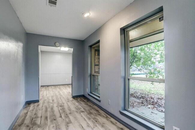 Building Photo - 10407 Fairview Dr