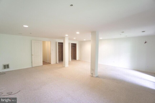 Building Photo - 250 Lookout Pl