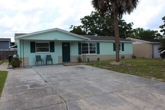 Building Photo - 2 Bedroom 1 Bath Utilities included