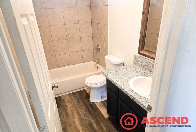 Building Photo - 3 Bedroom | 1 Bathroom Apartment — Delano