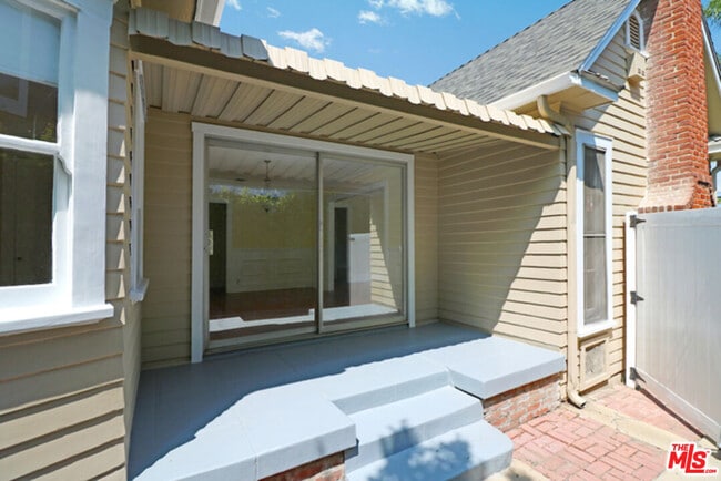 Building Photo - 523 N Gower St