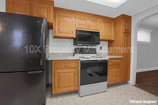 Building Photo - 563 S Burgess Ave