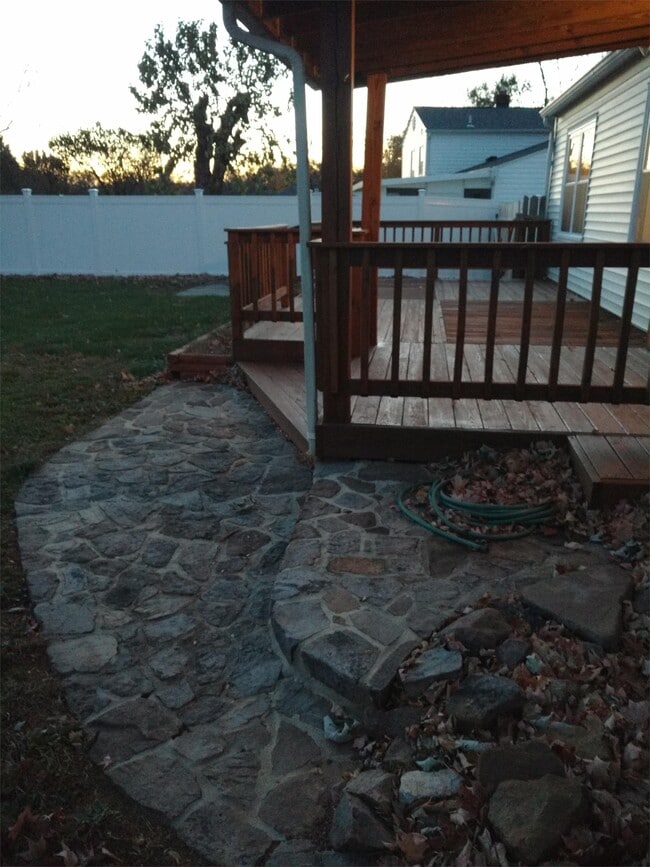 Building Photo - 557 Eagle Dr