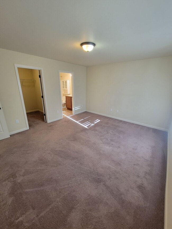 Building Photo - Spacious 3 Bedroom Home in Silverdale!