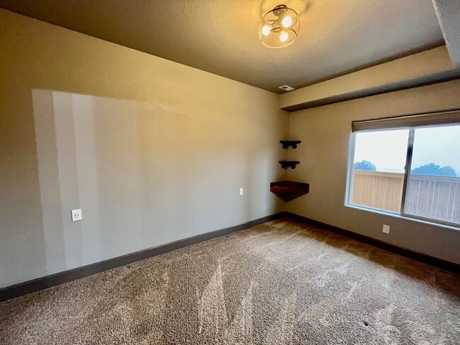 Building Photo - * Rare Find* Luxurious 3 Bedroom Modern-Rustic Townhome in Mountain Shadows