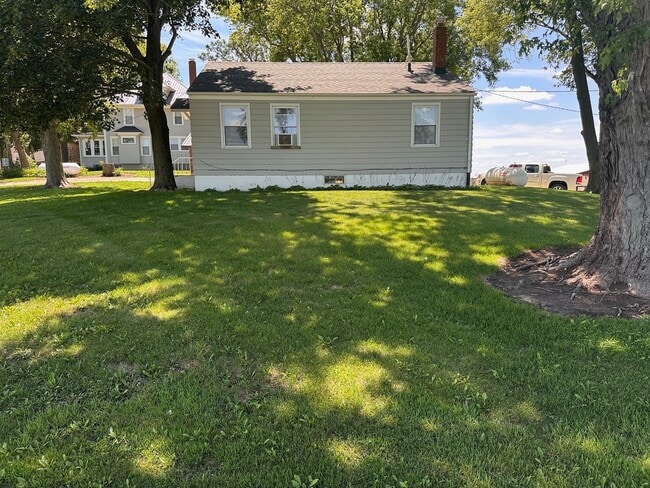 Building Photo - 1N479 Schrader Rd