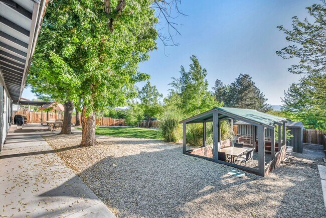 Building Photo - 2655 Parkway Dr
