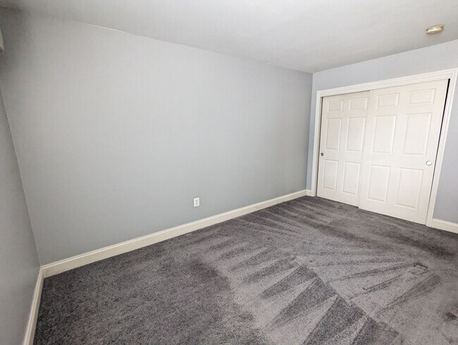 Building Photo - Two bedroom first floor condo in Jefferson...