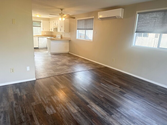 Building Photo - MCQ908