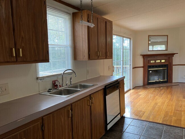 Building Photo - Three Bedroom Home in Hickory