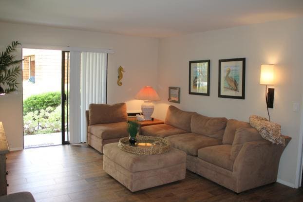 Building Photo - Furnished Ground-Level Beach Condo!