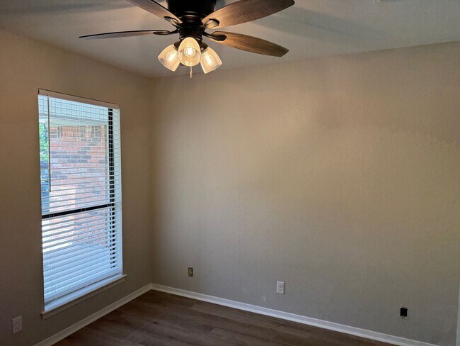Building Photo - Modern Charm – 3 Beds, 2 Baths & More!