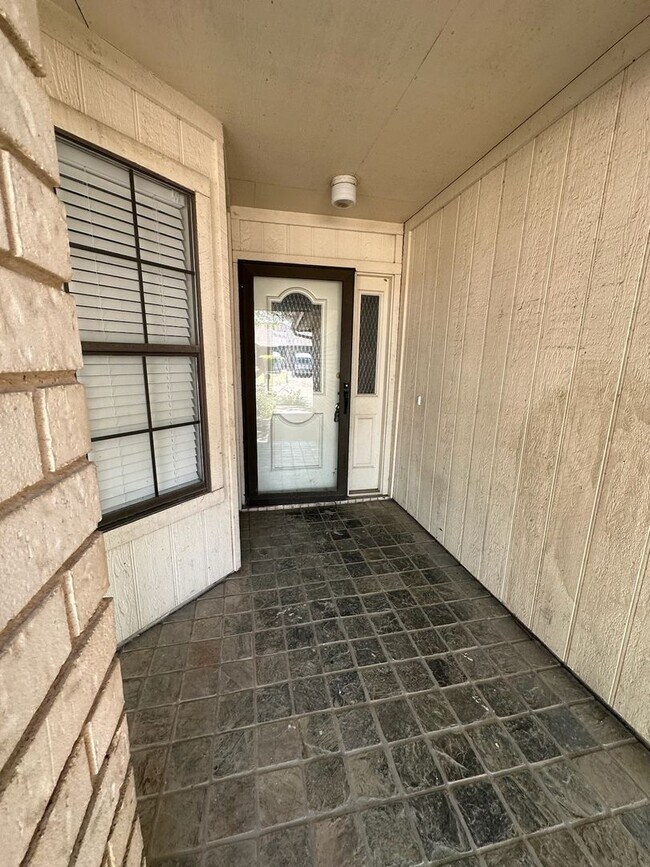 Building Photo - Excellent 3 bedroom 2 bath