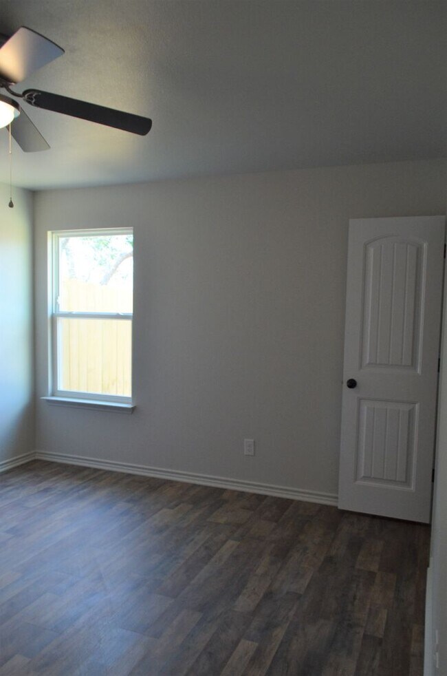 Building Photo - 1826 Castroville Trl