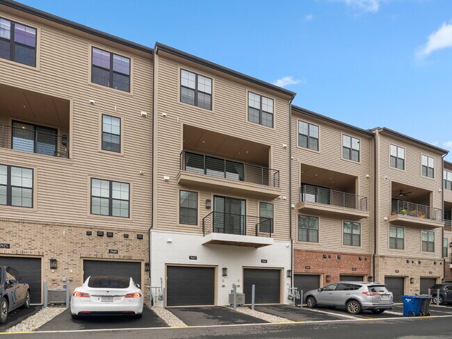 Building Photo - "Modern Living Awaits: Spacious 2-Bed, 2.5-Bath Townhouse in the Heart of McLean!"