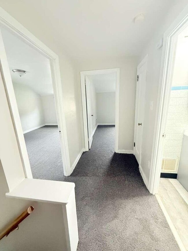 Building Photo - Beautifully remodeled 2-bedroom, 1 1/2-bat...