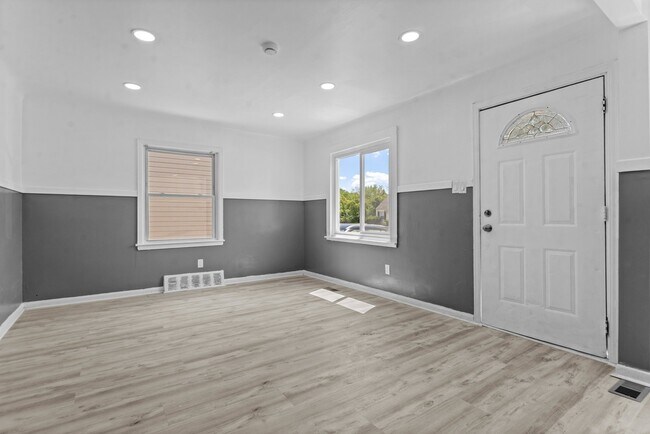 Building Photo - 16039 Fairmount Dr