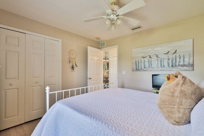 Building Photo - Furnished, Beautifully decorated 3 bedroom...