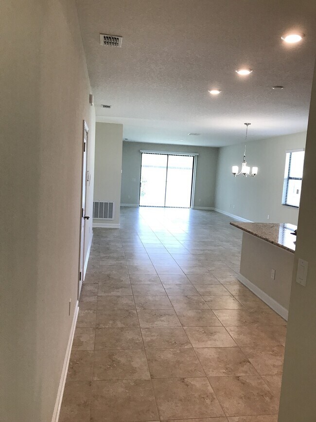 Building Photo - 3/2 Plus Den Located in Summerlake $2895