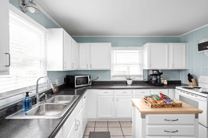 Building Photo - 5144 Primrose Ave