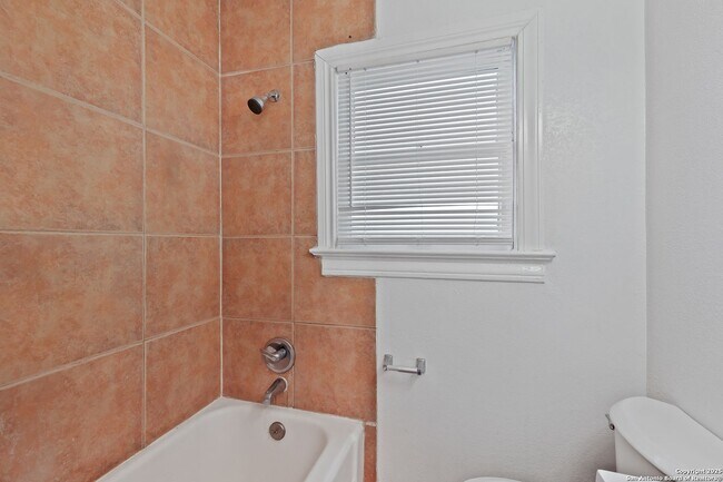 Building Photo - 2 bed 1 bath located in I35 SO. TO E. HOUS...
