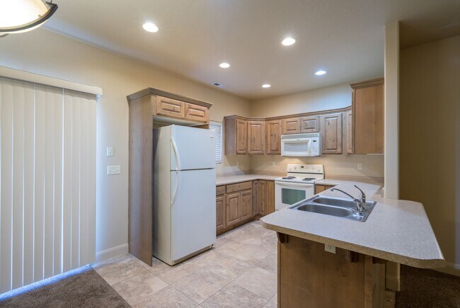 Building Photo - Spacious 2 Bedroom Hurricane Townhome Near...