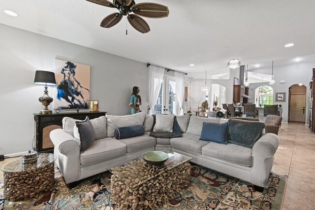 Building Photo - 3251 SW Holly Ln