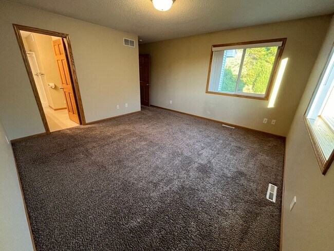 Building Photo - 5 bed 3 bath house for rent