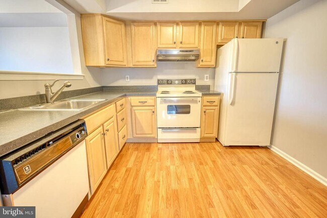 Building Photo - 166 Woodlake Dr