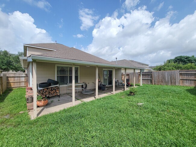 Building Photo - 2131 Cold River Dr