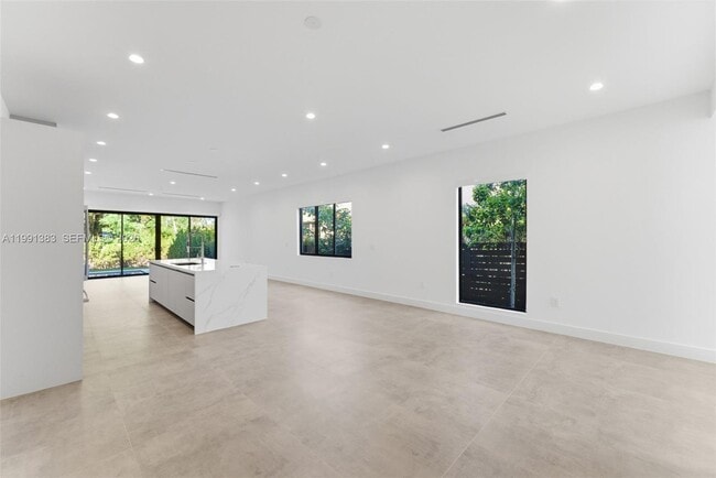 Building Photo - 2840 SW 32nd Ct