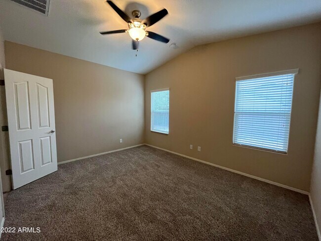 Building Photo - 2656 E Gillcrest Rd